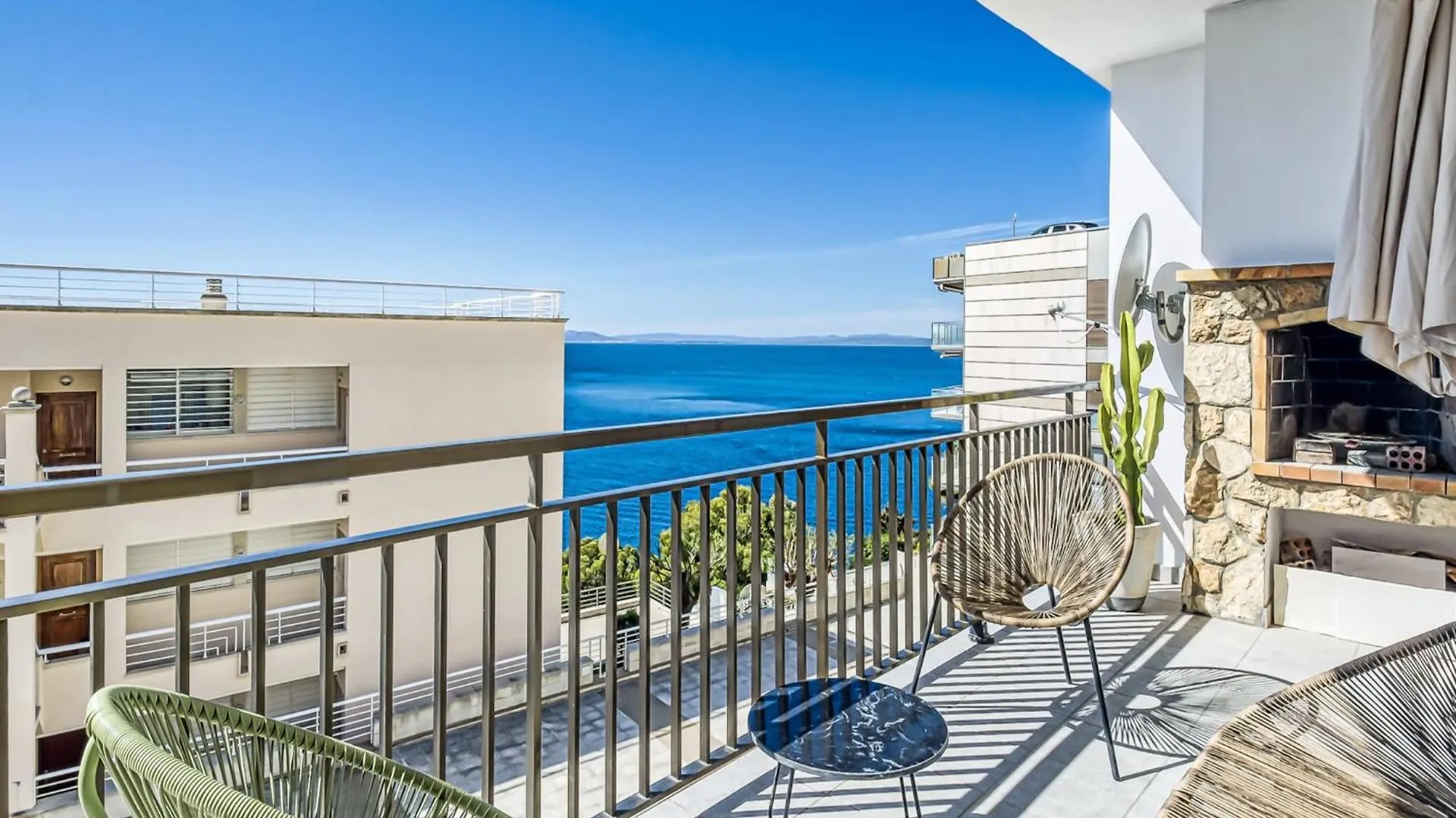 Pretty Apartment With Balcony Roses