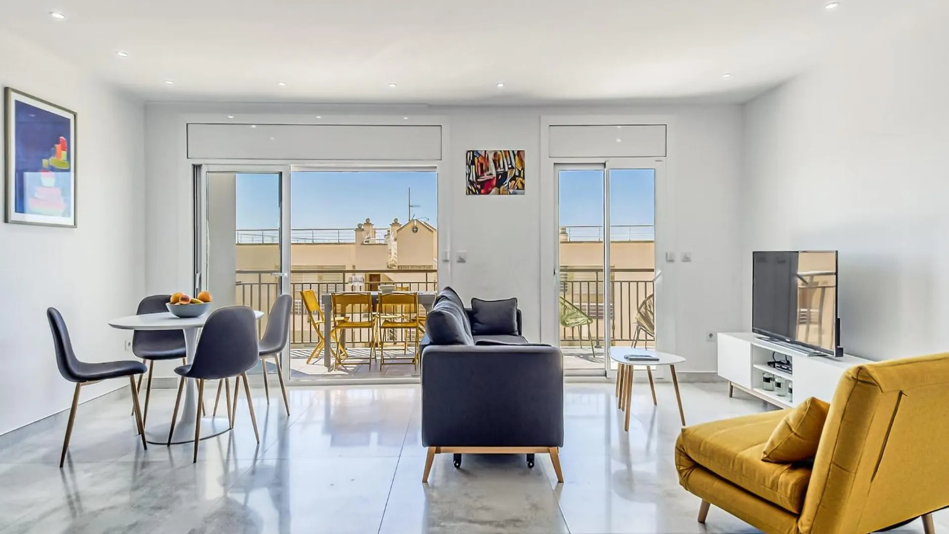 Pretty Apartment With Balcony Roses