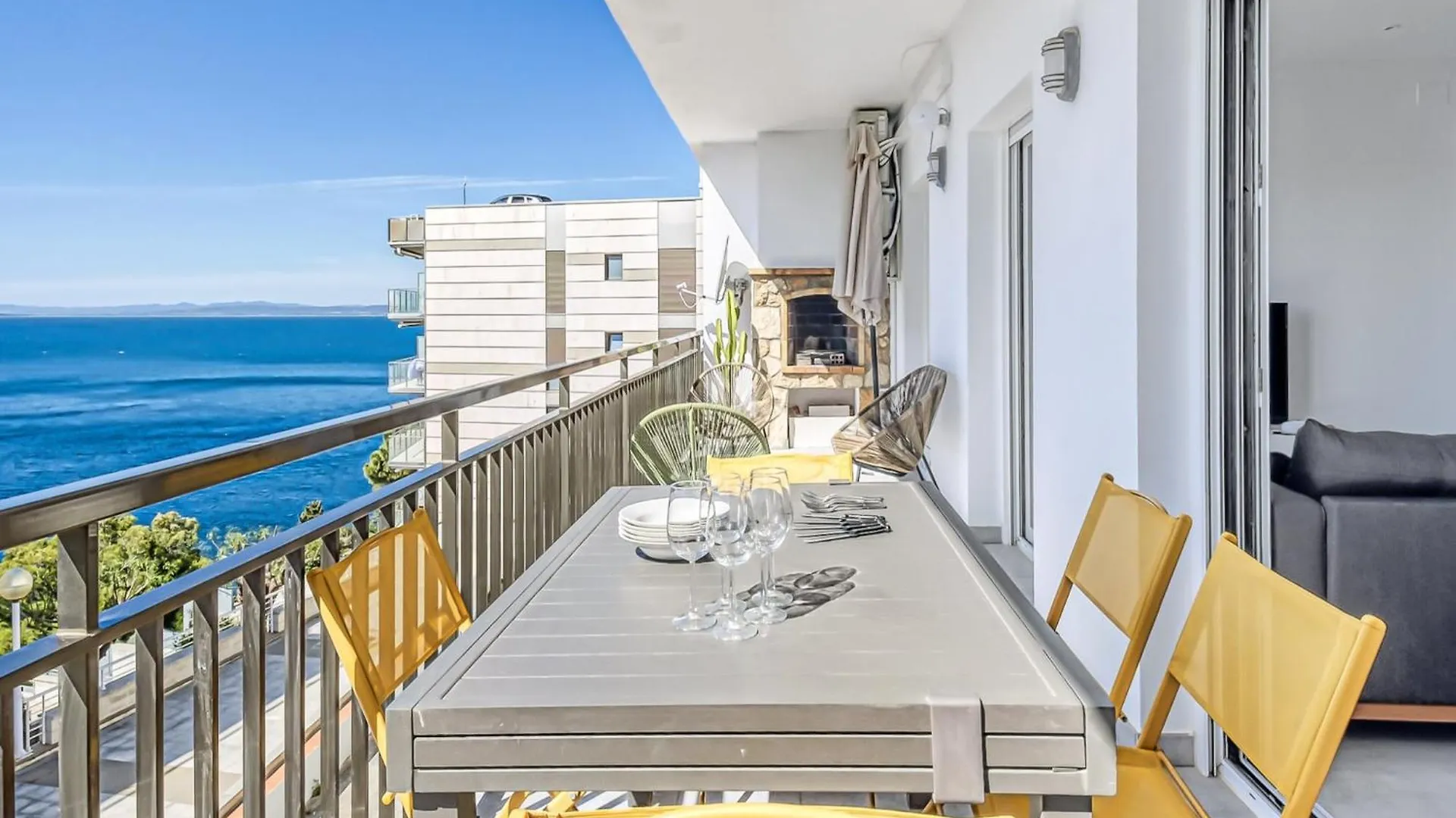 Pretty Apartment With Balcony Roses